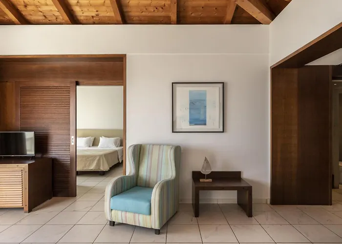 Louis Apostolata Island Station touristique Eleios-Pronnoi