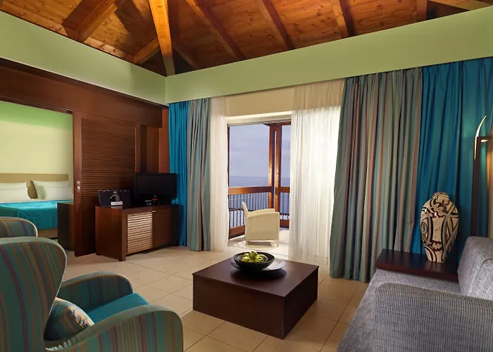 Louis Apostolata Island Üdülőközpont 5*